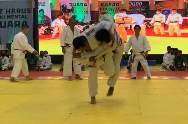 Tutup Kejuaraan Nasional Judo Kasad Cup XIII, Ketum PJSI Banting Atlet