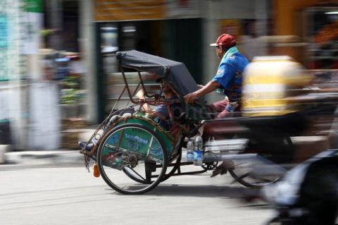 Mantan Gubernur DKI Ini Diprotes Emak-emak karena Buang Becak ke Laut