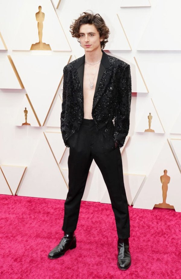 5 Busana Terburuk Oscar 2022, Timothee Chalamet Telanjang Dada