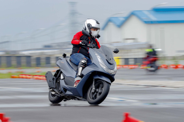 Selain Rem ABS, Ini Perbedaan PCX ABS dan PCX CBS