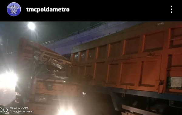Truk Fuso Hancur Remuk Tabrakan di Tol Dalam Kota Kuningan Arah Cawang