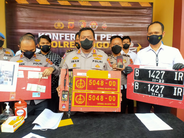 Terobos Kemacetan di Jalur Puncak, Pria Ini Gunakan Pelat dan Identitas Polri Palsu