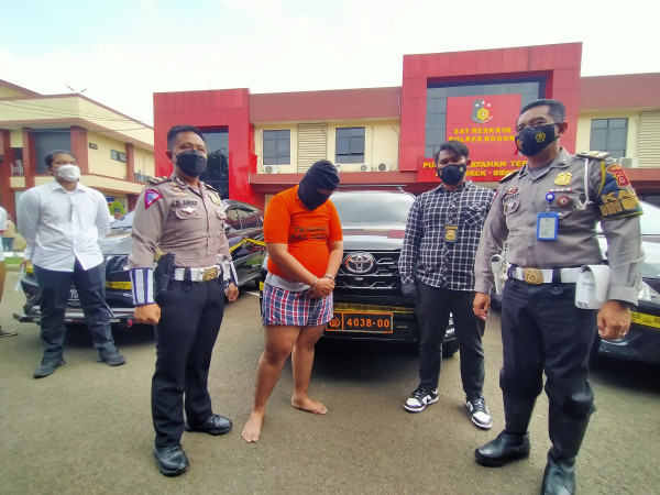 Terobos Kemacetan di Jalur Puncak, Pria Ini Gunakan Pelat dan Identitas Polri Palsu