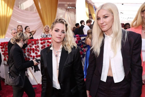 Kristen Stewart Cium Pacar Wanitanya di Red Carpet Oscar 2022