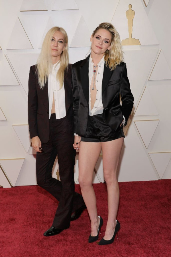 Kristen Stewart Cium Pacar Wanitanya di Red Carpet Oscar 2022