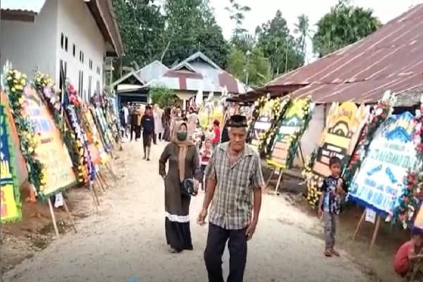 Tangis Jesinta Kekasih Prajurit Marinir Lettu M Ikbal Pecah saat Tunggu Jenazah Pujaan Hati