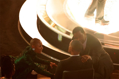 Denzel Washington dan Bradley Cooper Tenangkan Will Smith usai Tampar Chris Rock di Panggung Oscar 2022