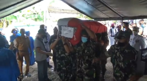 Tangis Keluarga Pecah saat Sambut Jenazah Prajurit Marinir Pratu Wilson Korban KKB