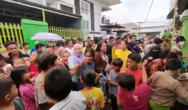 Penampakan 3 Bersaudara Nekat Bakar Rumah saat Dievakuasi Polisi, Nyaris Dihakimi Warga