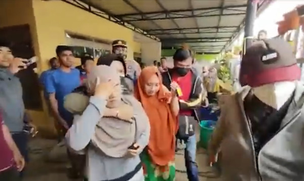 Penampakan 3 Bersaudara Nekat Bakar Rumah saat Dievakuasi Polisi, Nyaris Dihakimi Warga