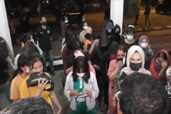 Dikuasai Nafsu Birahi, 30 Orang Ini Panik Tertangkap Basah Tanpa Baju di Kamar Hotel