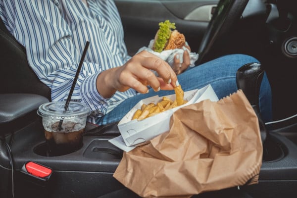 4 Makanan yang Harus Dihindari di Mobil