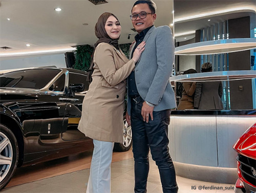 5 Artis Indonesia Hobi Koleksi Mobil Mewah, Nomor Terakhir Masih 25 Tahun