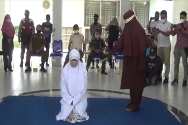 Pasangan Mahasiswa Mesum di Banda Aceh Merintih Kesakitan Dihukum Cambuk 22 Kali