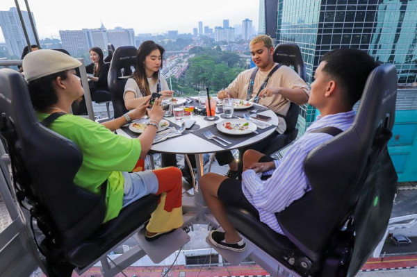 Viral di Jagat Maya, Ini 5 Fakta Unik Restoran Melayang Lounge In The Sky Indonesia