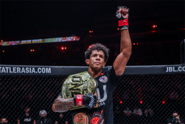 4 Momen Spesial di ONE X, Salah Satunya Pertarungan Muay Thai vs MMA