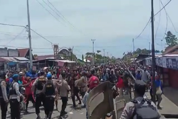 Nabire Mencekam, Demo Tolak DOB Berujung Bentrok 5 Polisi Terluka