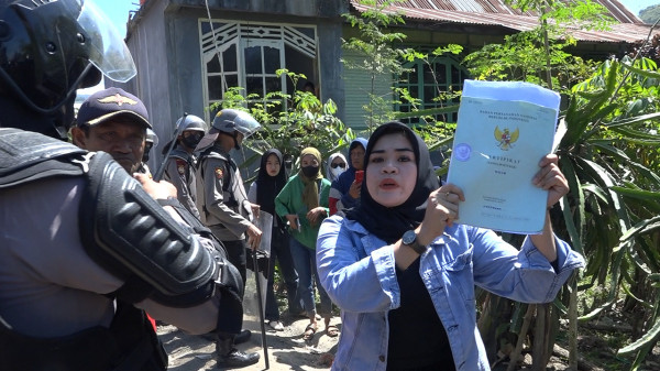 Emak-emak Hadang Alat Berat, Tolak Eksekusi Rumah Hingga Jatuh Pingsan