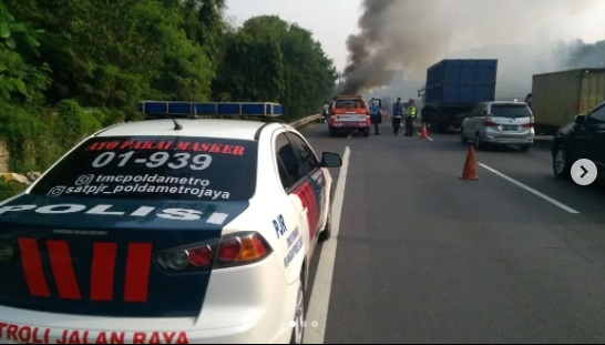 Penampakan Mobil Terbakar di Tol Cikunir KM 43 Arah Cakung
