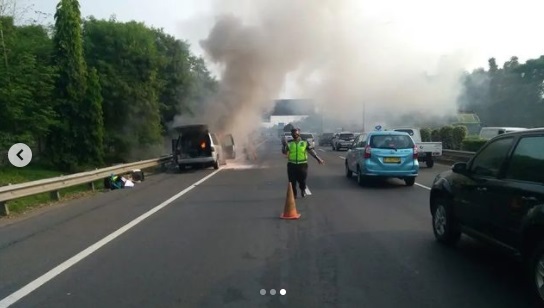 Penampakan Mobil Terbakar di Tol Cikunir KM 43 Arah Cakung