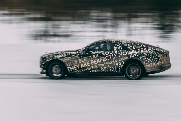 Mobil Listrik Rolls-Royce Disiksa di Cuaca Dingin Ekstrem, Ini Alasannya