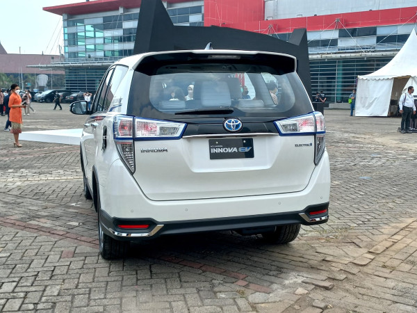 Kijang Innova Listrik Muncul di IIMS Ini Bedanya dengan Model Biasa