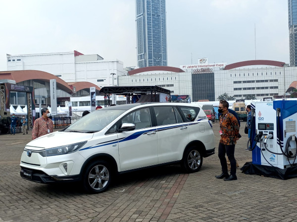 Kijang Innova Listrik Muncul di IIMS Ini Bedanya dengan Model Biasa