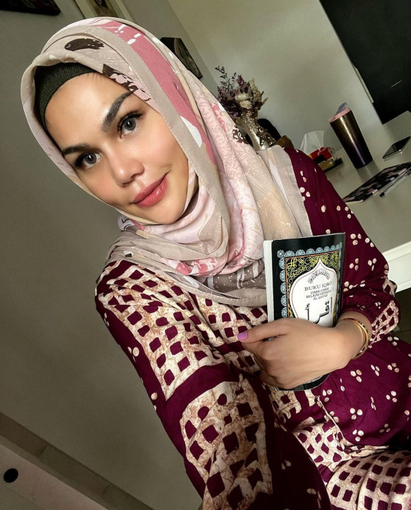 2 Artis Mualaf yang Dibimbing Gus Miftah, Nomor Terakhir dari Thailand