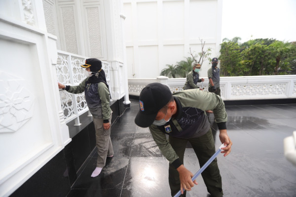Sambut Ramadhan, Satpol PP Kerahkan Pasukan Bersihkan 38 Masjid di Jakarta Utara