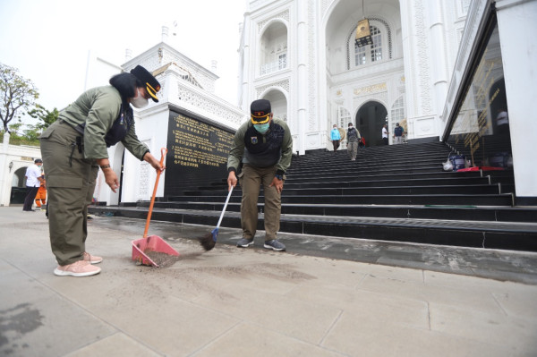 Sambut Ramadhan, Satpol PP Kerahkan Pasukan Bersihkan 38 Masjid di Jakarta Utara