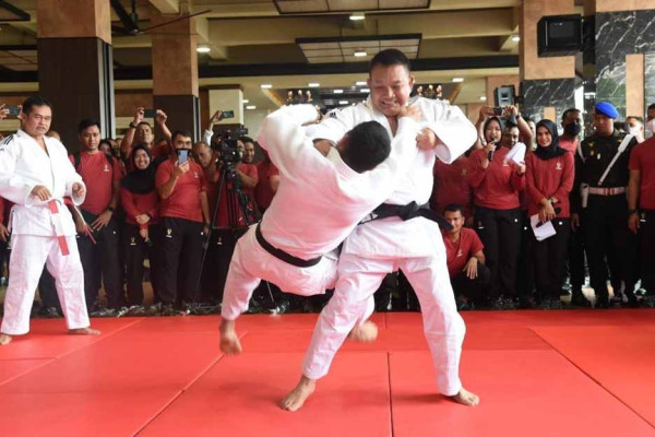 Terima Sabuk Hitam Dan-5, KSAD Dudung Peragakan Gaya Khas Bantingan Judo