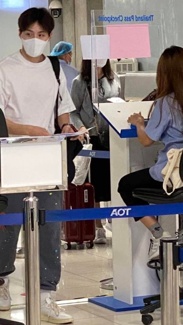 Kim Seon Ho Muncul di Bandara Thailand Usai Kontroversi Aborsi, Ini Potretnya