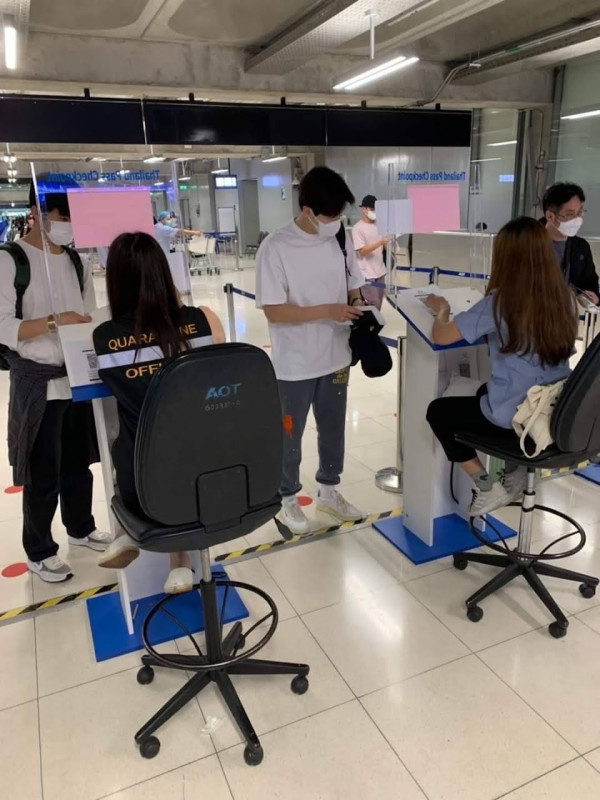 Kim Seon Ho Muncul di Bandara Thailand Usai Kontroversi Aborsi, Ini Potretnya