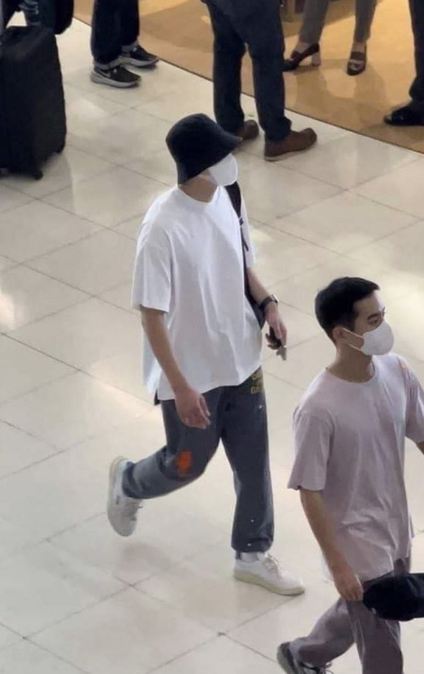 Kim Seon Ho Muncul di Bandara Thailand Usai Kontroversi Aborsi, Ini Potretnya