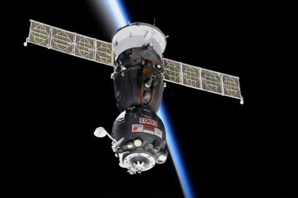 Astronot NASA Kembali ke Bumi dengan Pesawat Soyuz dan Kosmonot Rusia