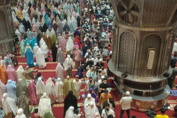 Masjid Istiqlal Gelar Salat Tarawih Berjamaah Tanpa Jarak: Warga Senang
