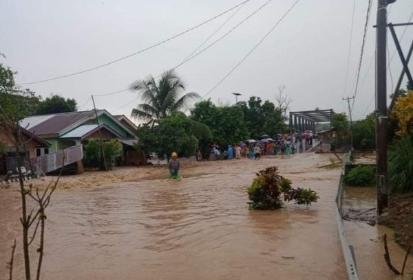 Banjir Bandang Terjang Boltim, 3 Rumah Hanyut Terdampar di Jalan