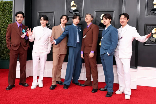 Potret BTS dalam Balutan Busana Louis Vuitton di Red Carpet Grammy Awards 2022