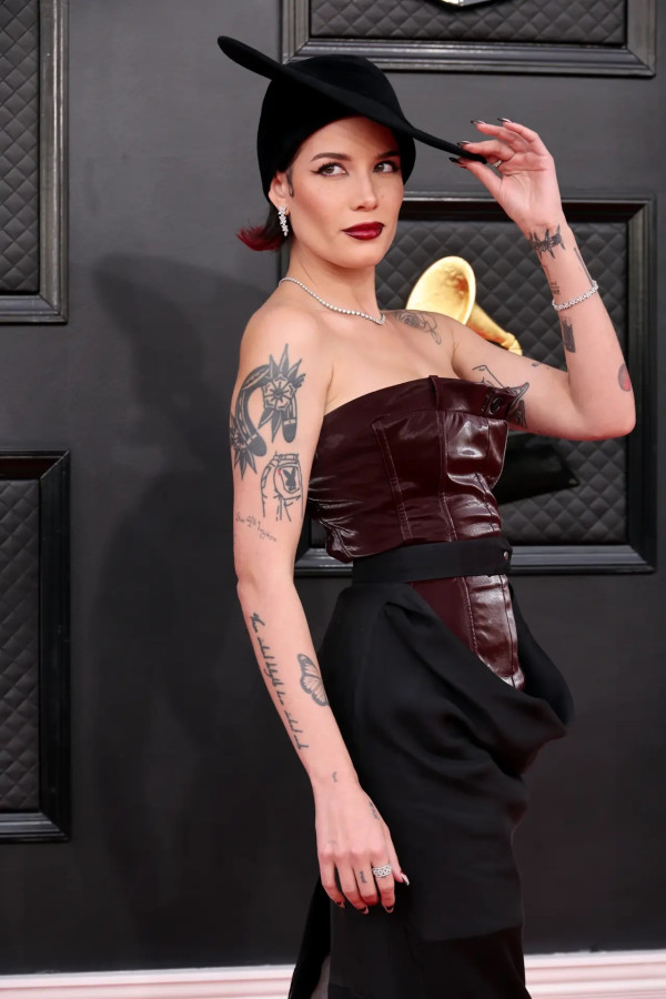 Halsey Nekat Hadiri Grammy Awards 2022 usai Operasi Endometriosis
