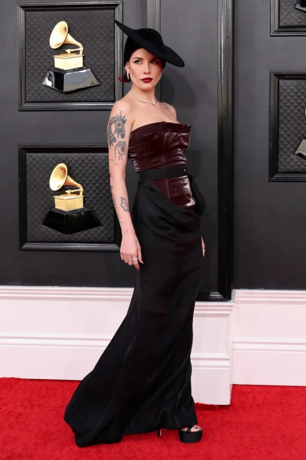 Halsey Nekat Hadiri Grammy Awards 2022 usai Operasi Endometriosis