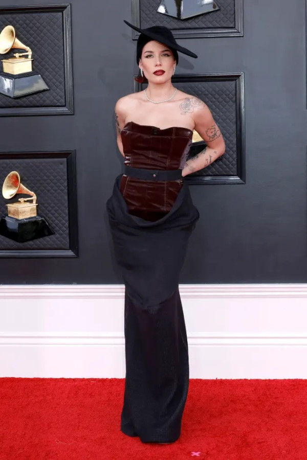 5 Busana Terbaik Grammy Awards 2022, Lil Nas X Berlapis Mutiara