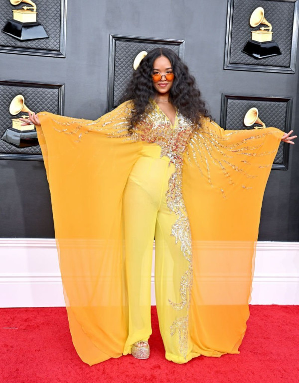 5 Busana Terburuk Grammy Awards 2022, Nomor 3 Disebut Mirip Dinosaurus