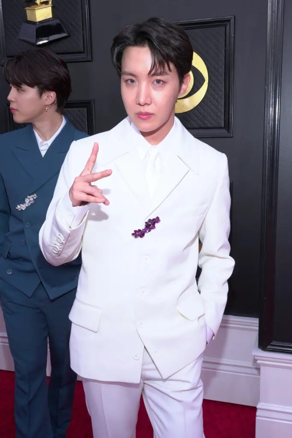 Potret BTS dalam Balutan Busana Louis Vuitton di Red Carpet Grammy Awards 2022