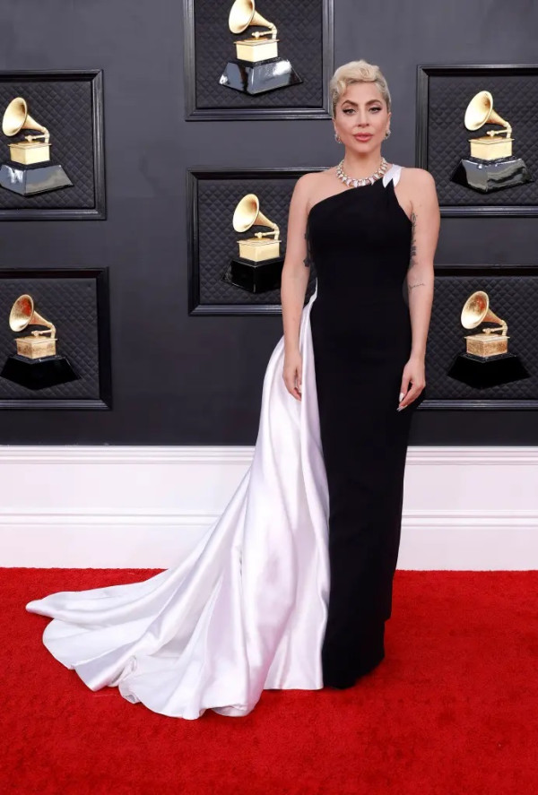 5 Busana Terbaik Grammy Awards 2022, Lil Nas X Berlapis Mutiara