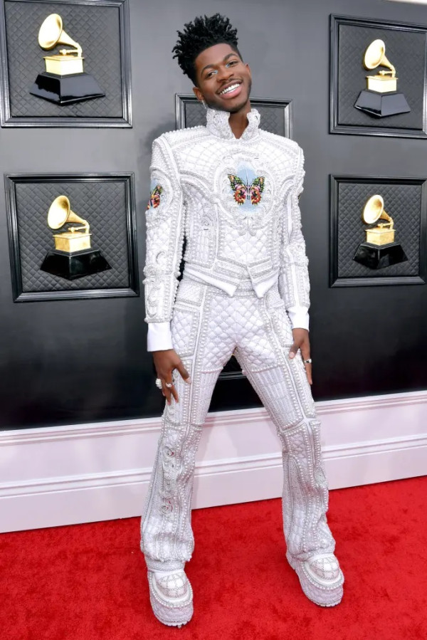 5 Busana Terbaik Grammy Awards 2022, Lil Nas X Berlapis Mutiara