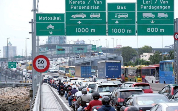 Gara-gara Bensin Lebih Murah, Warga Singapura Serbu SPBU Malaysia