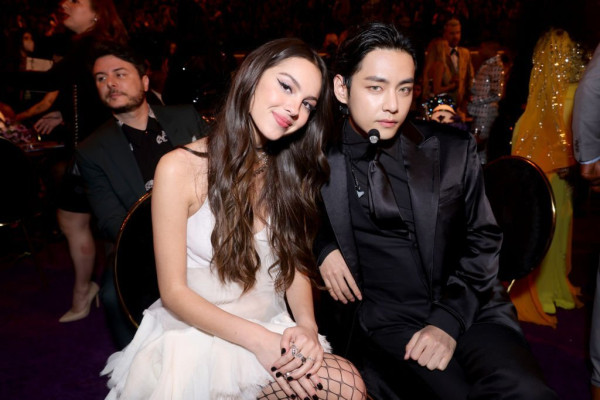 BTS Bikin Heboh, Tampil Ala James Bond dan Goda Olivia Rodrigo di Grammy Awards 2022