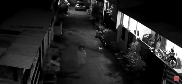 Pria Misterius Berhelm Nyaris Bakar Rumah Warga di Bekasi