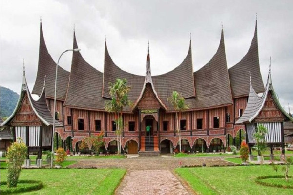 Daftar Rumah Adat di Indonesia yang Tahan Gempa