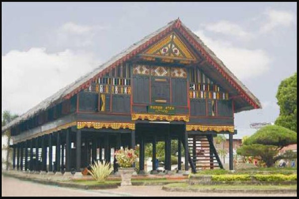 Daftar Rumah Adat di Indonesia yang Tahan Gempa